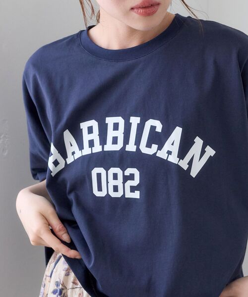 le.coeur blanc（ルクールブラン）の「《WEB限定》カレッジロゴオーバーTシャツ（Tシャツ/カットソー・レディース・グレイッシュベージュ/ネイビー/ダークグリーン/オフホワイト・38）」の4枚目の写真