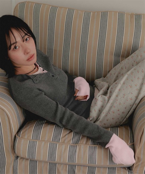 miette(ミエット)の「ヘンリーネック配色フィンガーリブニット(ニット/セーター・レディース・チャコール/ブラウン/ブラック/ライトグレー・FREE)」の3枚目の写真