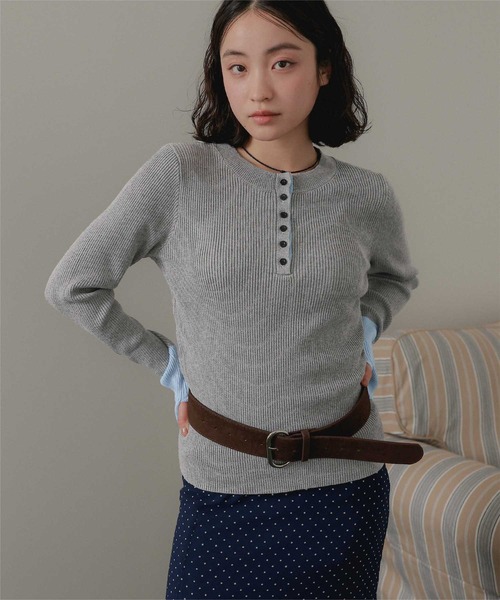 miette(ミエット)の「ヘンリーネック配色フィンガーリブニット(ニット/セーター・レディース・チャコール/ブラウン/ブラック/ライトグレー・FREE)」の1枚目の写真