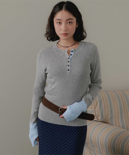 miette(ミエット)の「ヘンリーネック配色フィンガーリブニット(ニット/セーター・レディース・チャコール/ブラウン/ブラック/ライトグレー・FREE)」の11枚目の写真