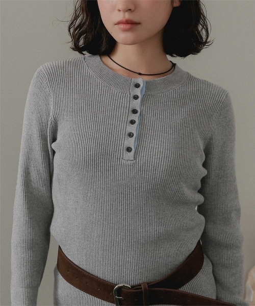 miette(ミエット)の「ヘンリーネック配色フィンガーリブニット(ニット/セーター・レディース・チャコール/ブラウン/ブラック/ライトグレー・FREE)」の14枚目の写真