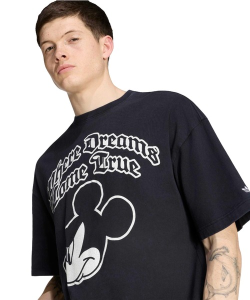 adidas(アディダス)の「adidas DISNEY MICKEY MOUSE DREAMS T-SHIRT / アディダス ディズニー ミッキーマウス ドリームズ Tシャツ(Tシャツ/カットソー・メンズ・ブラック・S/M/L/XL/XXL)」の2枚目の写真