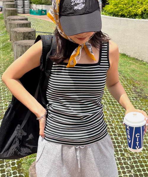 ISOOK（アイスー）の「【ISOOK / アイスー】カップ付きスクエアネックリブタンクトップ / ブラトップ インナー ボーダー 無地 ZOZOTOWN限定（タンクトップ・レディース・モカ/ブラック・FREE）」の2枚目の写真