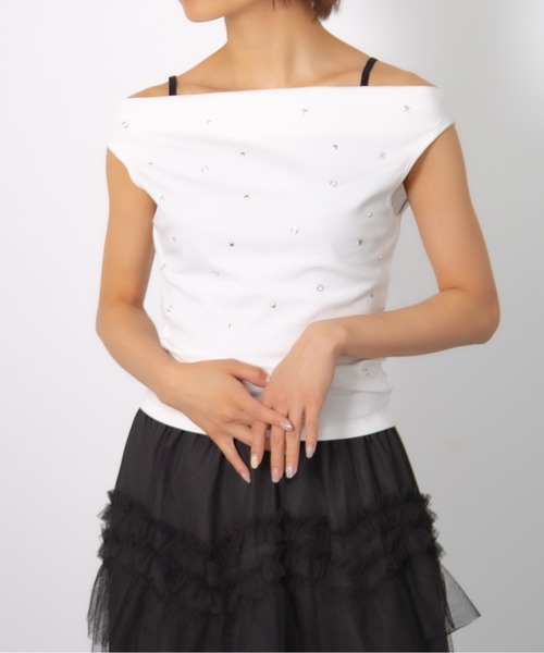 Chiina(チーナ)の「【Chiina】スタッズワンショルダートップス(Tシャツ/カットソー・レディース・ブラック/ホワイト/レッド・FREE)」の2枚目の写真