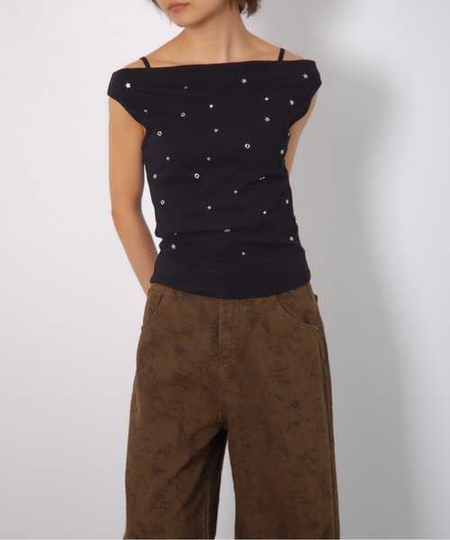 Chiina(チーナ)の「【Chiina】スタッズワンショルダートップス(Tシャツ/カットソー・レディース・ブラック/ホワイト/レッド・FREE)」の3枚目の写真