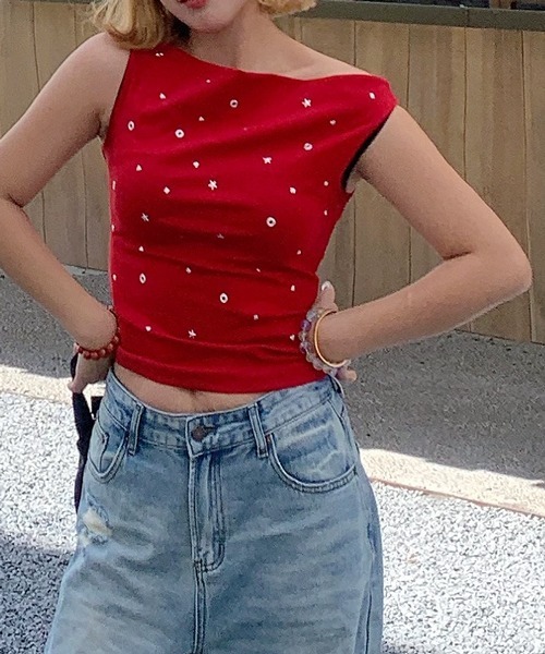 Chiina(チーナ)の「【Chiina】スタッズワンショルダートップス(Tシャツ/カットソー・レディース・ブラック/ホワイト/レッド・FREE)」の10枚目の写真