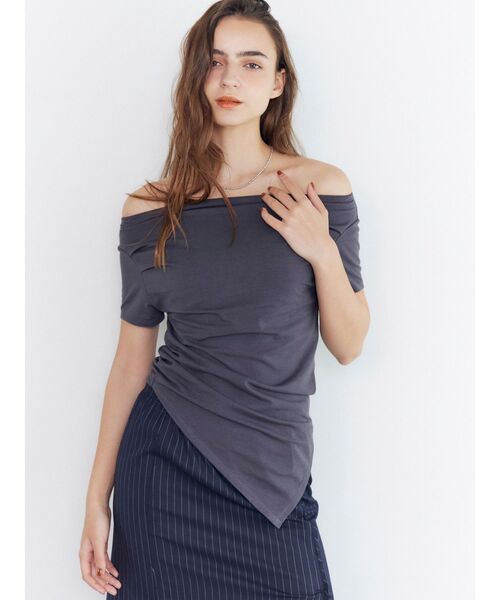 Ungrid（アングリッド）の「タックデザインオフショルTee（Tシャツ/カットソー・レディース・チャコールグレー/グリーン/オフホワイト・FREE）」の2枚目の写真