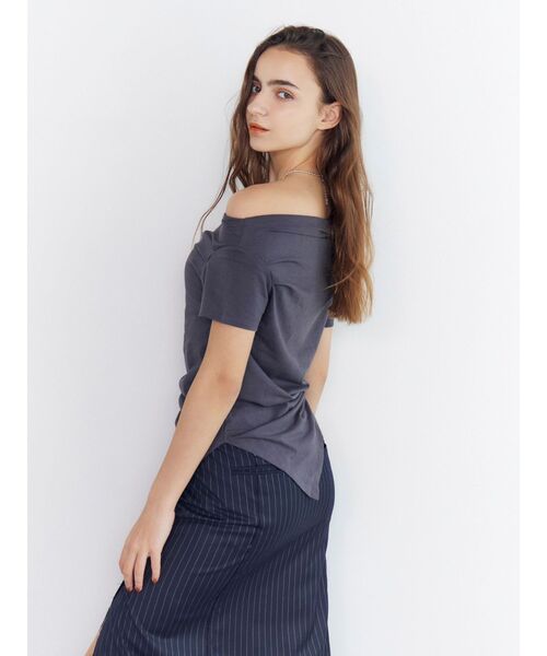 Ungrid（アングリッド）の「タックデザインオフショルTee（Tシャツ/カットソー・レディース・チャコールグレー/グリーン/オフホワイト・FREE）」の7枚目の写真