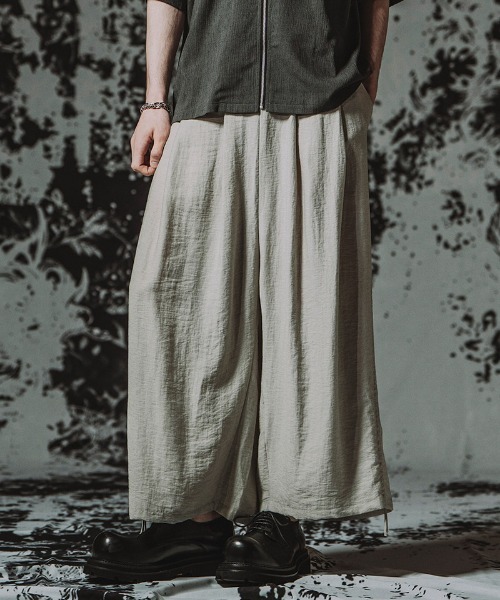 NO ID.(ノーアイディ)の「mp15190-2タックイージーバギートラウザーズ パンツ(859006-513P)(その他パンツ・メンズ・ブラック/ブルーグレー/グレー・1/2)」の2枚目の写真