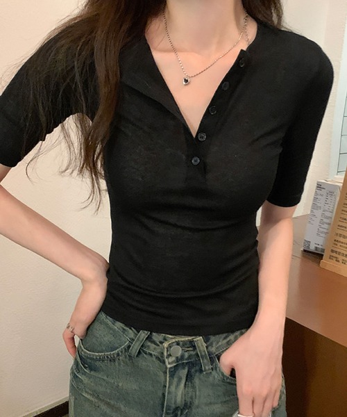 2ly2(トゥーリートゥー)の「デコルテ魅せ♪プチボタン半袖T(Tシャツ/カットソー・レディース・ブラック/グレー・FREE)」の2枚目の写真