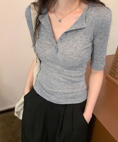 2ly2(トゥーリートゥー)の「デコルテ魅せ♪プチボタン半袖T(Tシャツ/カットソー・レディース・ブラック/グレー・FREE)」の12枚目の写真