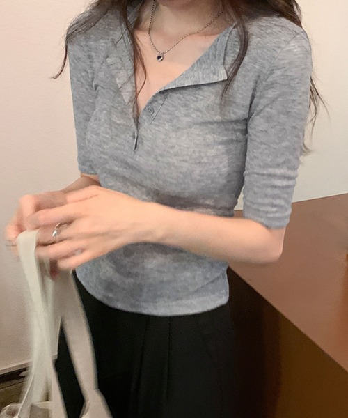 2ly2(トゥーリートゥー)の「デコルテ魅せ♪プチボタン半袖T(Tシャツ/カットソー・レディース・ブラック/グレー・FREE)」の4枚目の写真