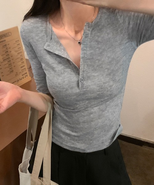 2ly2(トゥーリートゥー)の「デコルテ魅せ♪プチボタン半袖T(Tシャツ/カットソー・レディース・ブラック/グレー・FREE)」の6枚目の写真