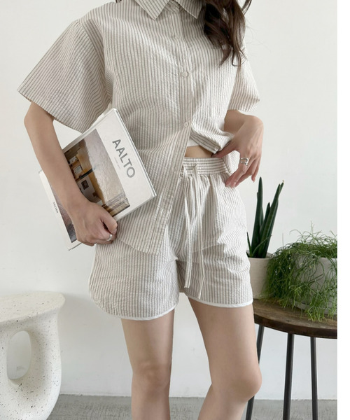 TREOVER(トレオーバー)の「程良いラフさとトレンド感を兼ね備えたストライプハーフパンツ(その他パンツ・レディース・ブルー系1/アイボリー系・FREE)」の7枚目の写真
