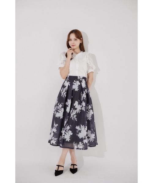 tocco closet(トッコ クローゼット)の「シアーボンディングフラワープリントタックフレアスカート(スカート・レディース・レッド系その他/ブルー/ブラック・M)」の4枚目の写真