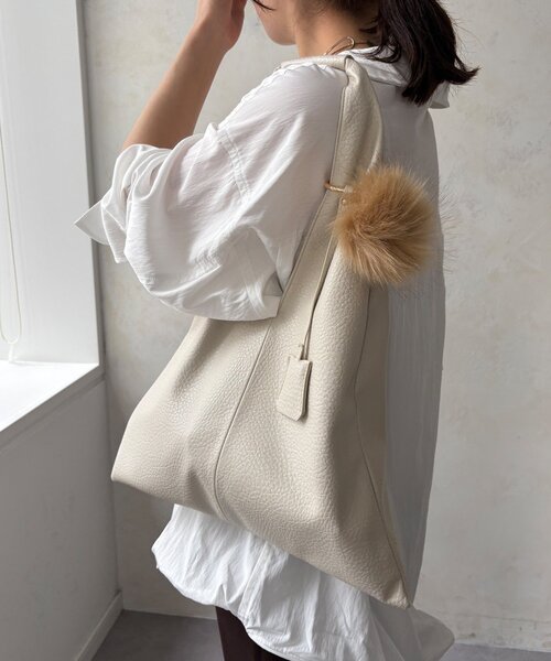 DouDou（ドゥドゥ）の「【WEB限定】ポンポンチャーム付ショッパー（トートバッグ・レディース・アイボリー/ボルドー/ブラック・FREE）」の4枚目の写真