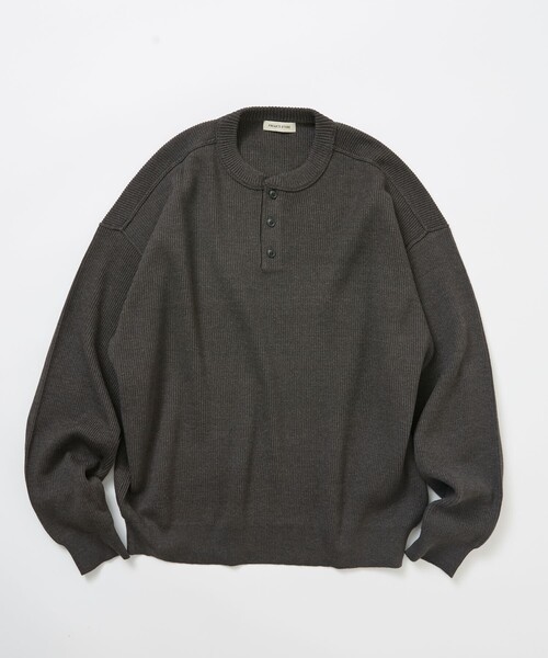 FREAK'S STORE（フリークスストア）の「限定展開 リラックスフィット 片畦リンキング ヘンリーネック ニット（ニット/セーター・メンズ・ブラック/グリーン/ナチュラル/ブラウン/チャコールグレー・MEDIUM/LARGE）」の2枚目の写真