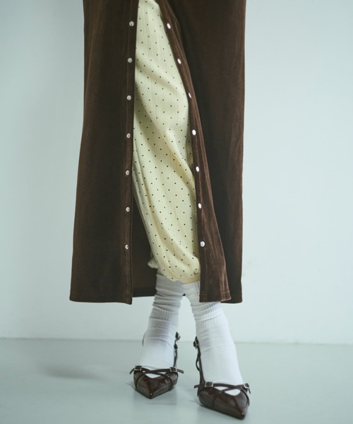 EN NEUME（エンノイム）の「Velour Snap-Detail I-Line Skirt（スカート・レディース・ブラック/キャメル/アイボリー/ダークブラウン・FREE）」の3枚目の写真