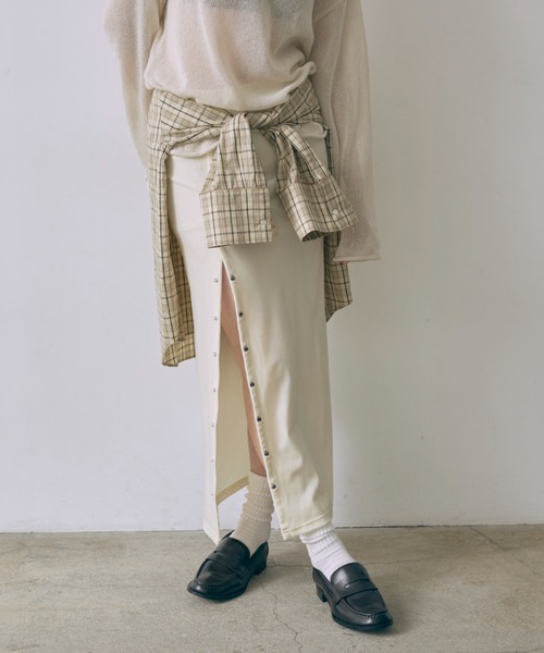 EN NEUME（エンノイム）の「Velour Snap-Detail I-Line Skirt（スカート・レディース・ブラック/キャメル/アイボリー/ダークブラウン・FREE）」の2枚目の写真