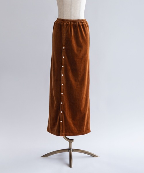 EN NEUME（エンノイム）の「Velour Snap-Detail I-Line Skirt（スカート・レディース・ブラック/キャメル/アイボリー/ダークブラウン・FREE）」の17枚目の写真