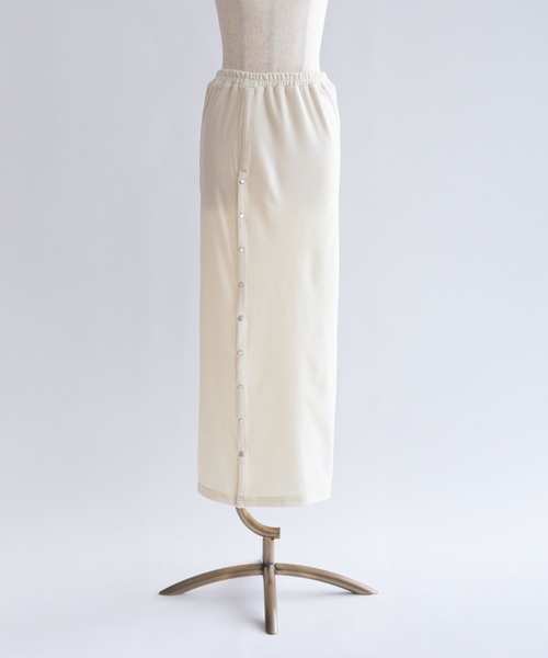 EN NEUME（エンノイム）の「Velour Snap-Detail I-Line Skirt（スカート・レディース・ブラック/キャメル/アイボリー/ダークブラウン・FREE）」の11枚目の写真