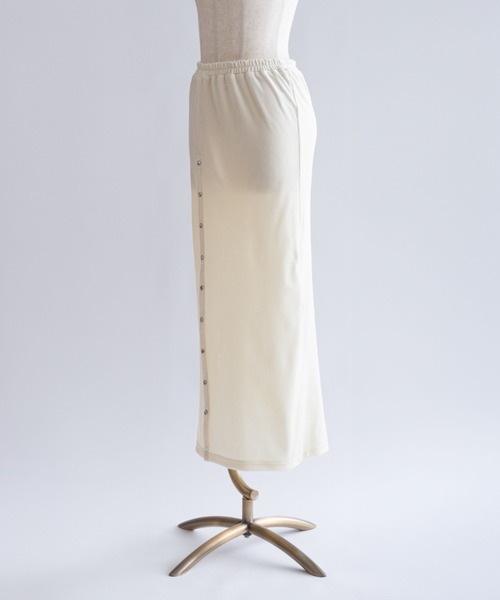 EN NEUME（エンノイム）の「Velour Snap-Detail I-Line Skirt（スカート・レディース・ブラック/キャメル/アイボリー/ダークブラウン・FREE）」の12枚目の写真