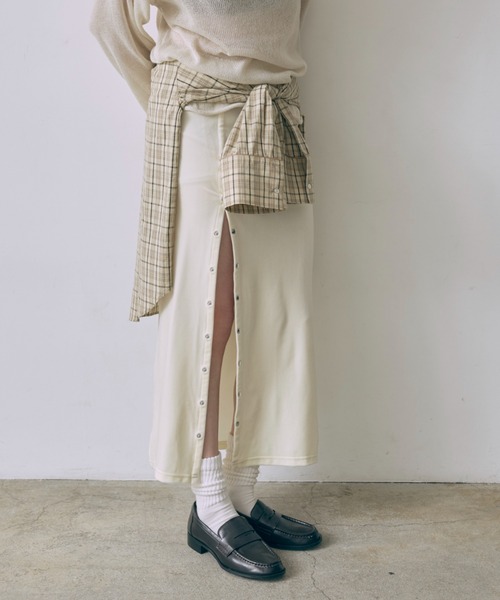 EN NEUME（エンノイム）の「Velour Snap-Detail I-Line Skirt（スカート・レディース・ブラック/キャメル/アイボリー/ダークブラウン・FREE）」の21枚目の写真