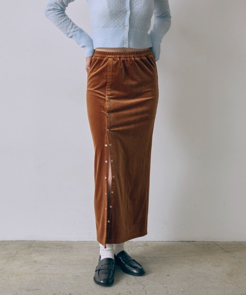 EN NEUME（エンノイム）の「Velour Snap-Detail I-Line Skirt（スカート・レディース・ブラック/キャメル/アイボリー/ダークブラウン・FREE）」の5枚目の写真
