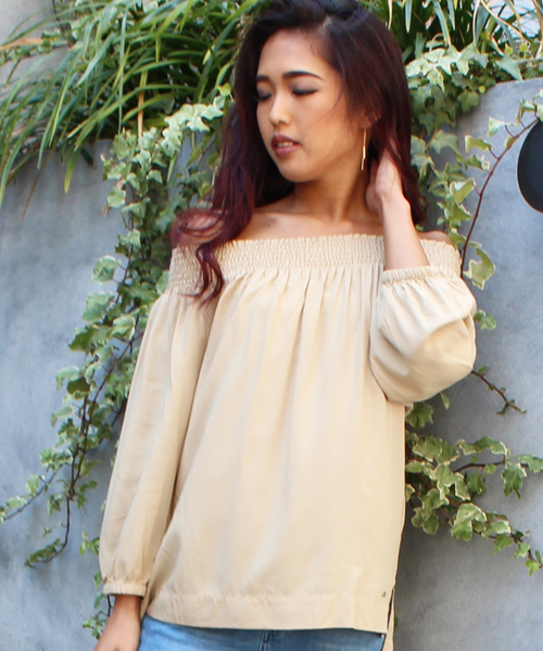 TOMMY HILFIGER（トミーヒルフィガー）の「オフショルダートップス（Tシャツ/カットソー・レディース・ネイビー/ベージュ/レッド・SMALL/LARGE/MEDIUM）」の2枚目の写真