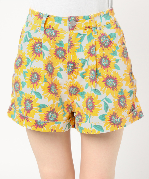 WEGO(ウィゴー)の「WEGO/タックハイウエストカフショーツ(その他パンツ・レディース・その他1/ホワイト/ブラック/その他2・MEDIUM/LARGE)」の8枚目の写真