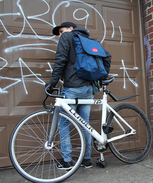 Manhattan Portage(マンハッタンポーテージ)の「Washington SQ Backpack -ワシントンスクエア バックパック-(バックパック/リュック・メンズ・ブラック/ネイビー/ダークネイビー/ウッドランド・MEDIUM)」の2枚目の写真