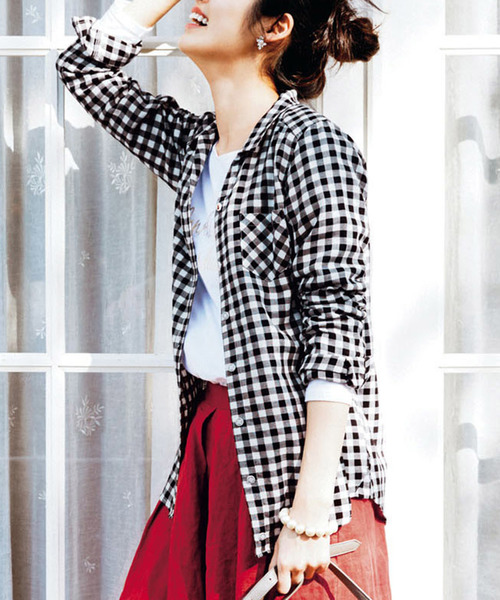 Live in comfort(リブインコンフォート)の「リブ イン コンフォート すっきりシルエットで毎日着たくなる やわらかダブルガーゼシャツ(シャツ/ブラウス・レディース・ネイビー/レッド/オフホワイト/ピンク/ブラック×ホワイト/ライトイエロー・SMALL/MEDIUM/LARGE/X-LARGE/XX-LARGE)」の3枚目の写真