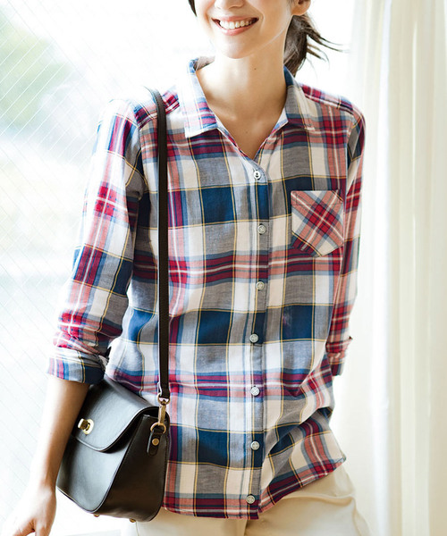 Live in comfort(リブインコンフォート)の「リブ イン コンフォート すっきりシルエットで毎日着たくなる やわらかダブルガーゼシャツ(シャツ/ブラウス・レディース・ネイビー/レッド/オフホワイト/ピンク/ブラック×ホワイト/ライトイエロー・SMALL/MEDIUM/LARGE/X-LARGE/XX-LARGE)」の4枚目の写真