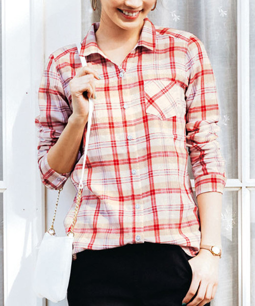 Live in comfort(リブインコンフォート)の「リブ イン コンフォート すっきりシルエットで毎日着たくなる やわらかダブルガーゼシャツ(シャツ/ブラウス・レディース・ネイビー/レッド/オフホワイト/ピンク/ブラック×ホワイト/ライトイエロー・SMALL/MEDIUM/LARGE/X-LARGE/XX-LARGE)」の1枚目の写真