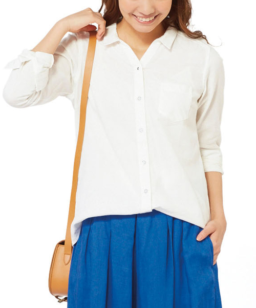 Live in comfort(リブインコンフォート)の「リブ イン コンフォート すっきりシルエットで毎日着たくなる やわらかダブルガーゼシャツ(シャツ/ブラウス・レディース・ネイビー/レッド/オフホワイト/ピンク/ブラック×ホワイト/ライトイエロー・SMALL/MEDIUM/LARGE/X-LARGE/XX-LARGE)」の2枚目の写真