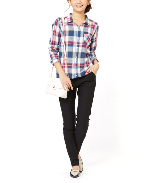 Live in comfort(リブインコンフォート)の「リブ イン コンフォート すっきりシルエットで毎日着たくなる やわらかダブルガーゼシャツ(シャツ/ブラウス・レディース・ネイビー/レッド/オフホワイト/ピンク/ブラック×ホワイト/ライトイエロー・SMALL/MEDIUM/LARGE/X-LARGE/XX-LARGE)」の20枚目の写真