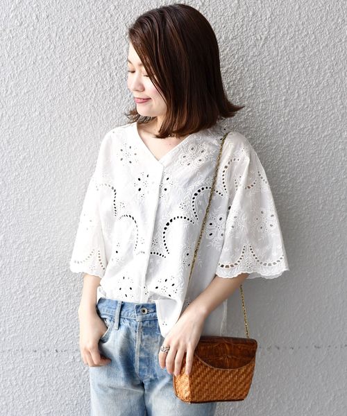 liflattie ships（リフラティ シップス）の「liflattie ships:スカラップレースVネックブラウス◇（シャツ/ブラウス・レディース・ホワイト/グリーン/ネイビー・SMALL/MEDIUM）」の2枚目の写真