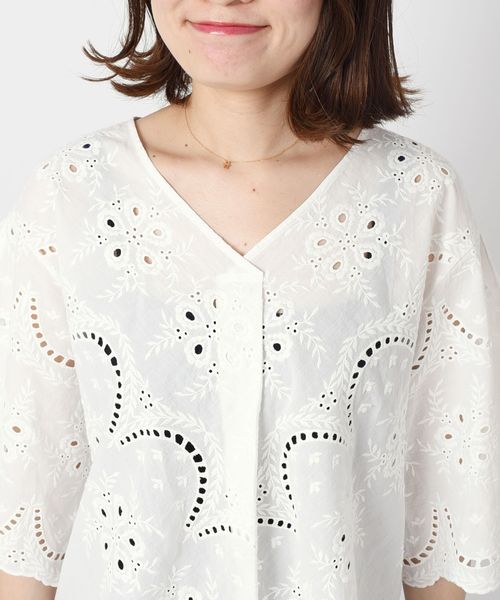 liflattie ships（リフラティ シップス）の「liflattie ships:スカラップレースVネックブラウス◇（シャツ/ブラウス・レディース・ホワイト/グリーン/ネイビー・SMALL/MEDIUM）」の8枚目の写真