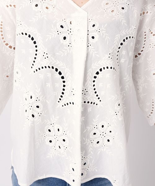 liflattie ships（リフラティ シップス）の「liflattie ships:スカラップレースVネックブラウス◇（シャツ/ブラウス・レディース・ホワイト/グリーン/ネイビー・SMALL/MEDIUM）」の6枚目の写真