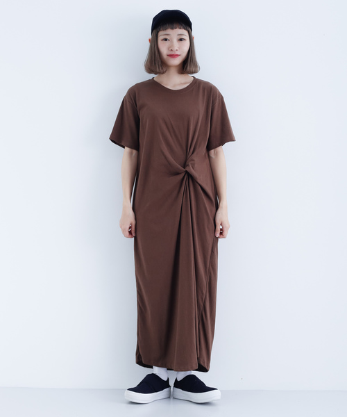MERLOT（メルロー）の「ツイストTシャツワンピース7852（ワンピース・レディース・グリーン/ブラック/ブラウン/ベージュ/マスタード・FREE）」の6枚目の写真