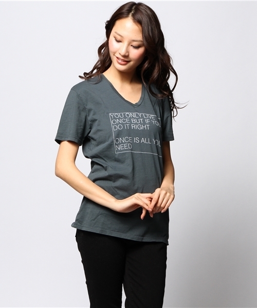 ROSE BUD（ローズバッド）の「(GOOD HYOUMAN) UNISEX V NECK-T（Tシャツ/カットソー・レディース・チャコールグレー/ホワイト/ホワイト系その他/ブラック・X-SMALL）」の4枚目の写真