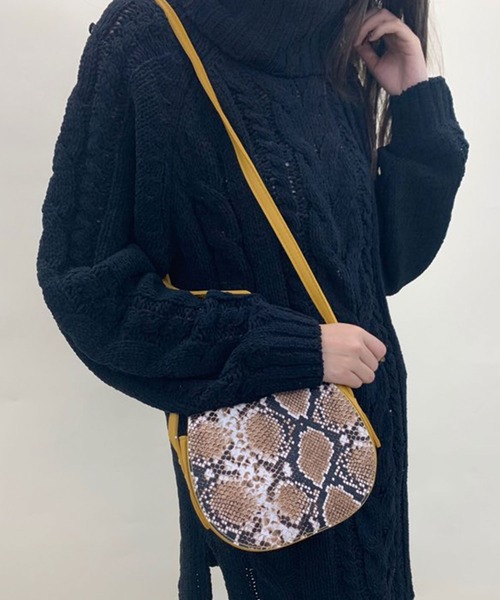 SPIGA（スピーガ）の「ﾊﾟｲｿﾝ柄ｼｮﾙﾀﾞｰﾊﾞｯｸﾞ（ショルダーバッグ・レディース・ブラック/ベージュ/イエロー/キャメル・FREE）」の4枚目の写真