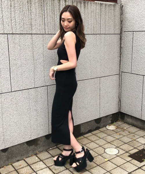 ENVYM（アンビー）の「バックレイヤードカッティングＫＮＩＴ ＯＰ（ワンピース・レディース・ブラック/ベージュ/ブラウン/カーキ・FREE）」の2枚目の写真