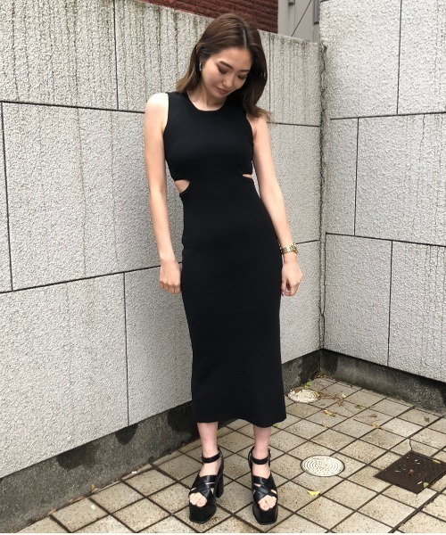 ENVYM（アンビー）の「バックレイヤードカッティングＫＮＩＴ ＯＰ（ワンピース・レディース・ブラック/ベージュ/ブラウン/カーキ・FREE）」の5枚目の写真