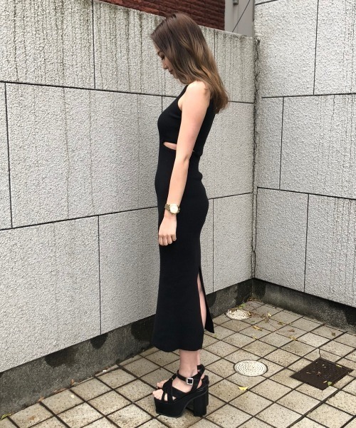 ENVYM（アンビー）の「バックレイヤードカッティングＫＮＩＴ ＯＰ（ワンピース・レディース・ブラック/ベージュ/ブラウン/カーキ・FREE）」の6枚目の写真