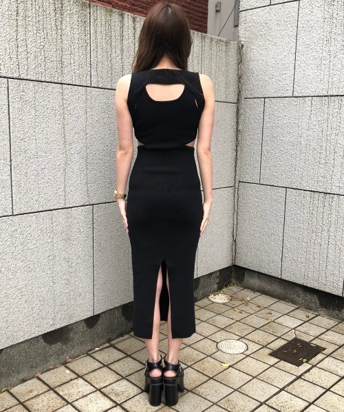 ENVYM（アンビー）の「バックレイヤードカッティングＫＮＩＴ ＯＰ（ワンピース・レディース・ブラック/ベージュ/ブラウン/カーキ・FREE）」の7枚目の写真