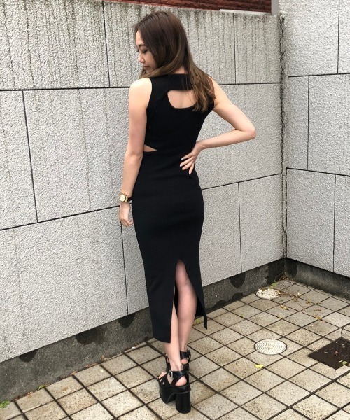 ENVYM（アンビー）の「バックレイヤードカッティングＫＮＩＴ ＯＰ（ワンピース・レディース・ブラック/ベージュ/ブラウン/カーキ・FREE）」の8枚目の写真