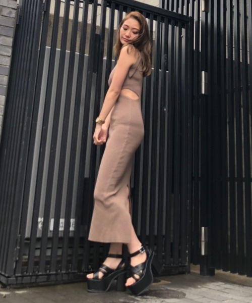 ENVYM（アンビー）の「バックレイヤードカッティングＫＮＩＴ ＯＰ（ワンピース・レディース・ブラック/ベージュ/ブラウン/カーキ・FREE）」の12枚目の写真