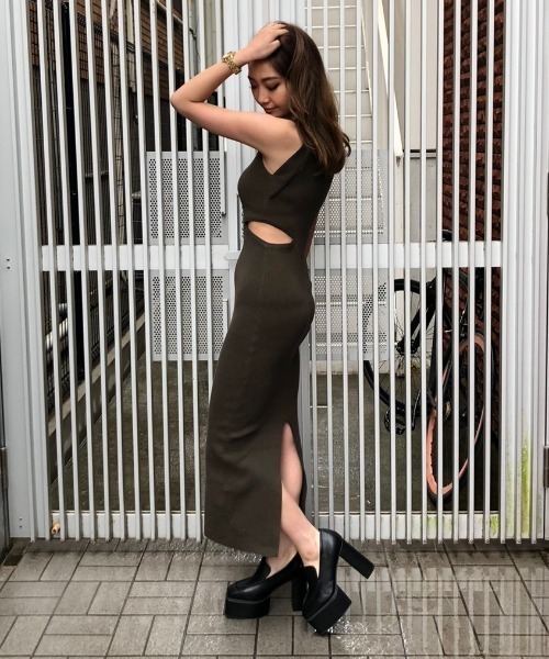 ENVYM（アンビー）の「バックレイヤードカッティングＫＮＩＴ ＯＰ（ワンピース・レディース・ブラック/ベージュ/ブラウン/カーキ・FREE）」の15枚目の写真