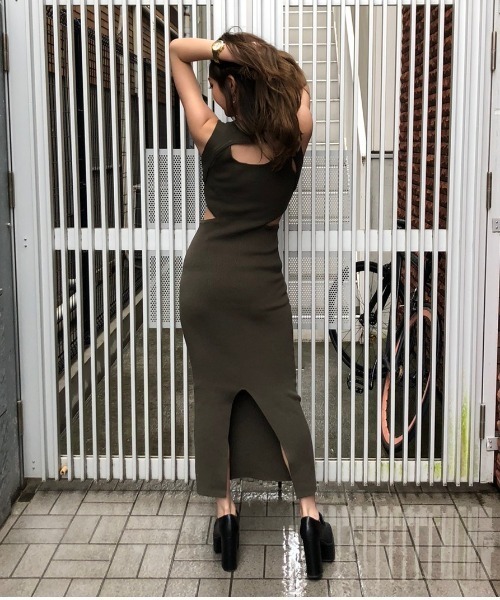 ENVYM（アンビー）の「バックレイヤードカッティングＫＮＩＴ ＯＰ（ワンピース・レディース・ブラック/ベージュ/ブラウン/カーキ・FREE）」の16枚目の写真